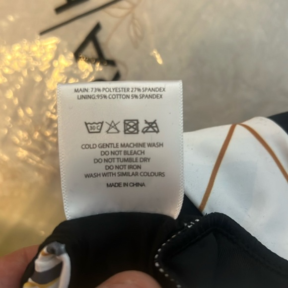 Hera x Hero Women's Seamless C Back Sports Bra in Black/white Color NWT - Picture 8 of 9